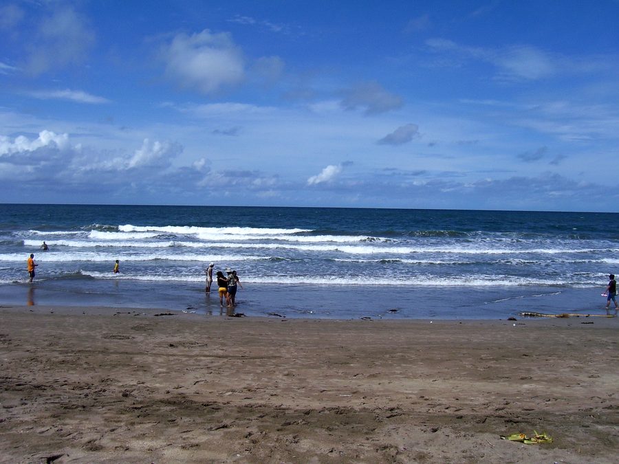 Kuta Beach con lunga spiaggia sabbiosa a Badung, Bali