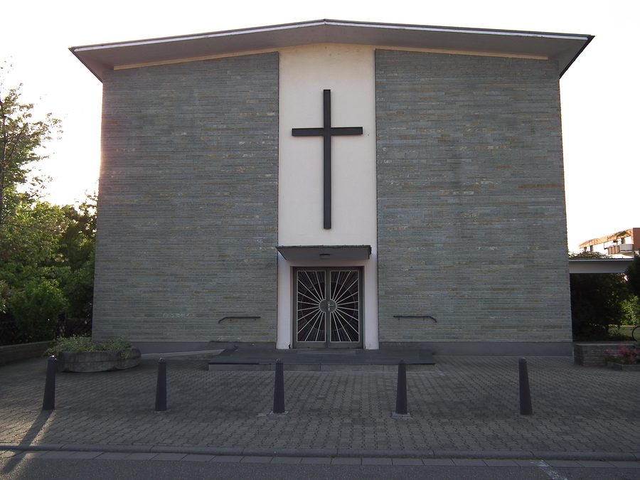 Ingresso principale della chiesa protestante di Limburgerhof