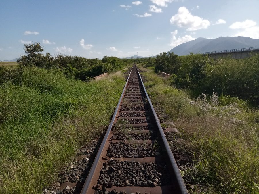 Blick auf die Taita Hills im Hintergrund einer Eisenbahnstrecke bei Voi, Kenia