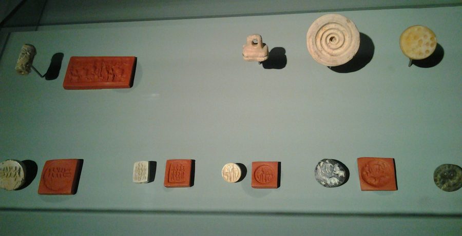 Siegel aus der frühen Dilmun-Zeit in einer Ausstellung im Bahrain-Nationalmuseum