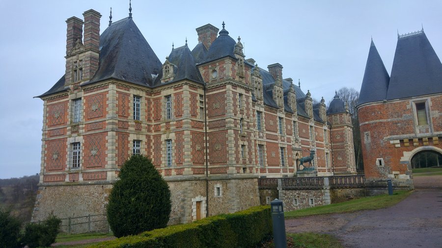File:Le château de Chambray à Gouville.jpg