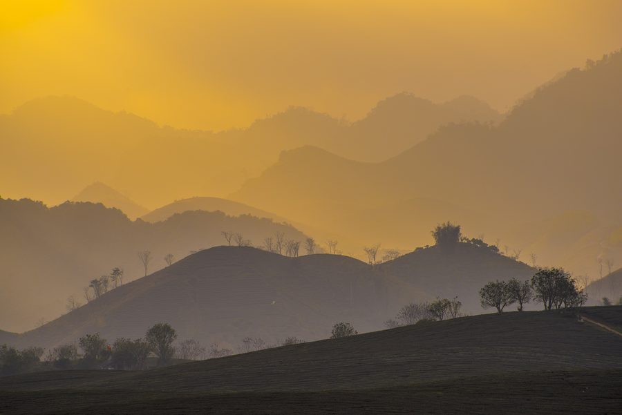 Nebelverhangene Berglandschaft im Distrikt Mộc Châu, Vietnam