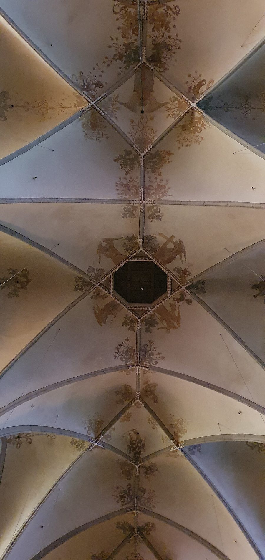 Interno di San Nicolò a Kalkar con il suo storico soffitto della chiesa