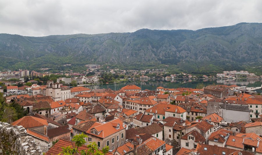 Vista di Cattaro nella baia di Cattaro in Montenegro.
