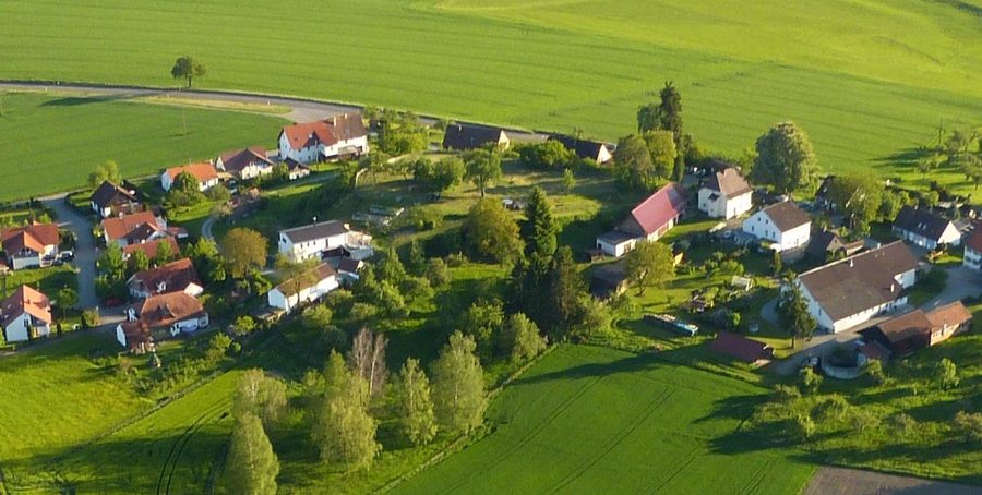 Paesaggio presso Hirschegg a Eichstegen con il Burgstall Hirschegg