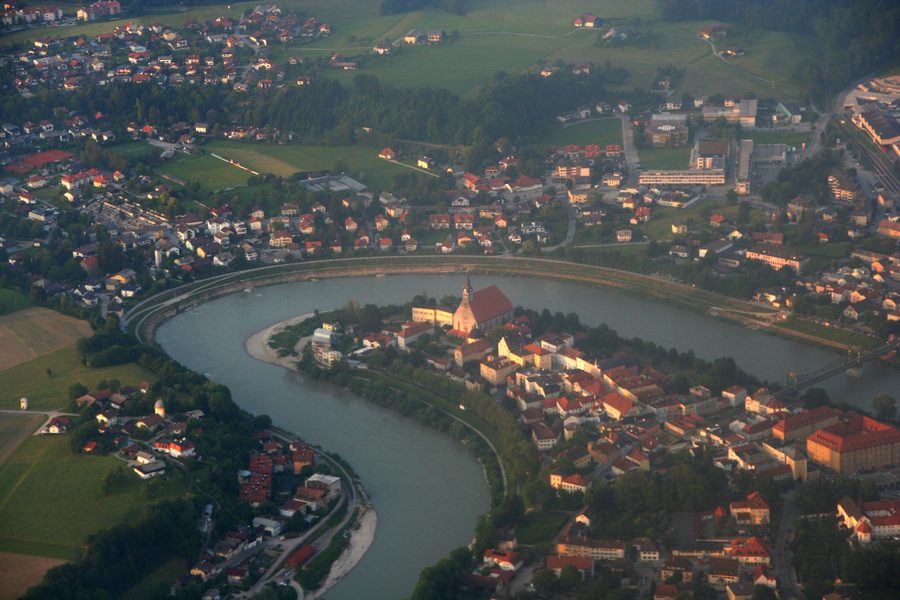 Luftaufnahme von Laufen und Oberndorf bei Salzburg an der Salzach