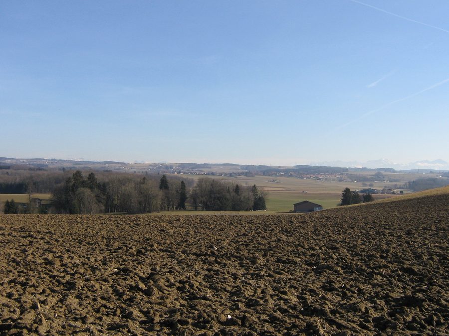 Vista sul villaggio rurale di Poliez-le-Grand nel Gros-de-Vaud
