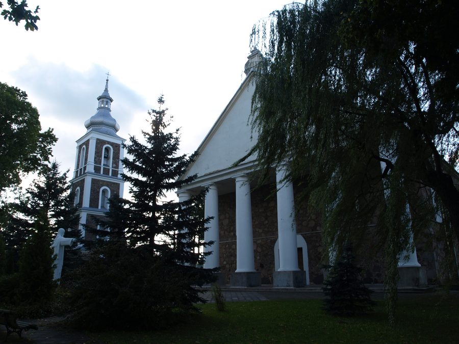 Außenansicht der Kirche von Eišiškės im Bezirk Šalčininkai, Litauen