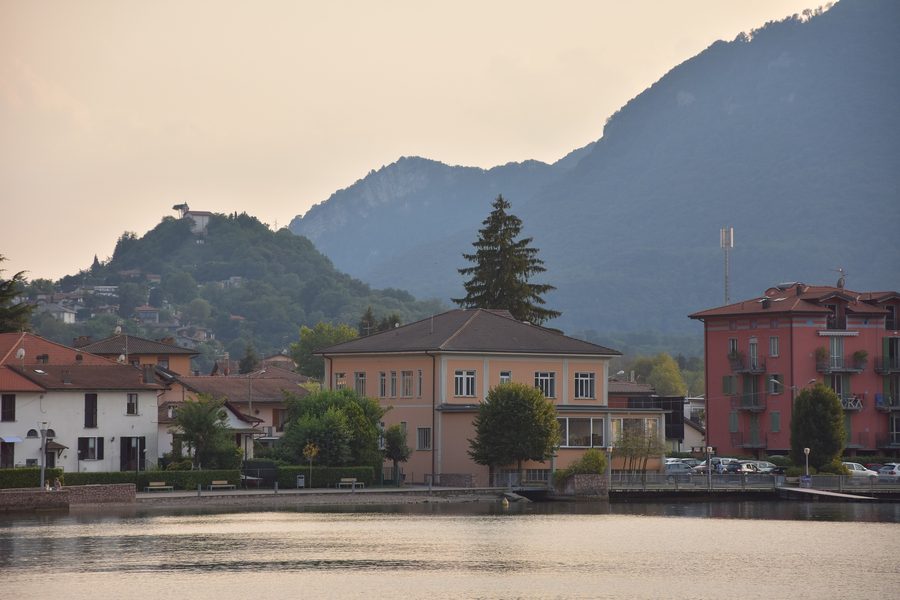Uferpromenade von Porto Ceresio am Luganersee mit Blick auf die umliegenden Hügel