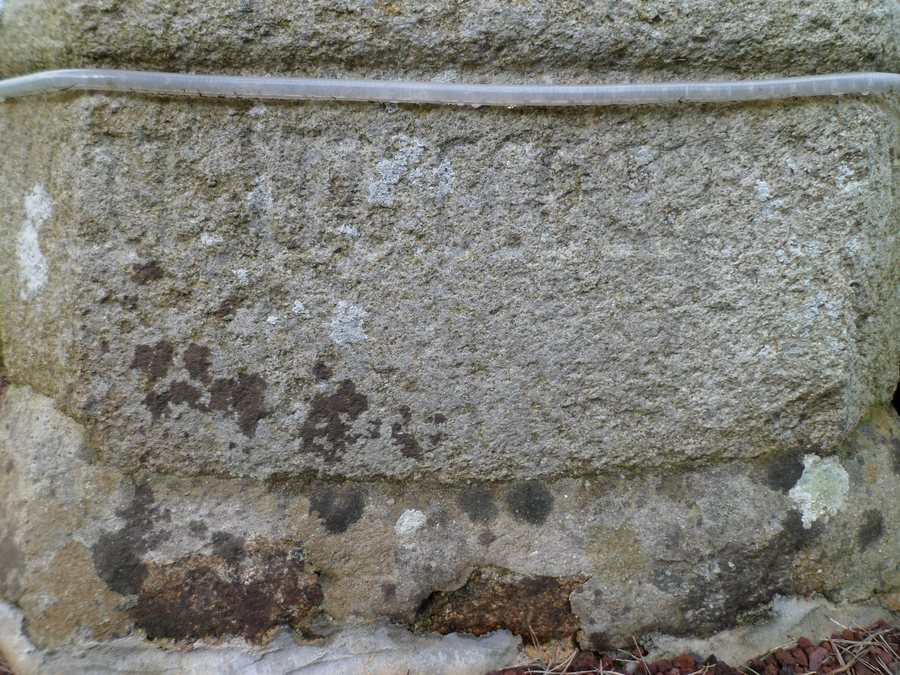 File:Croix Saint-Martin de Notre-Dame-du-Touchet - Dé (Inscription).JPG