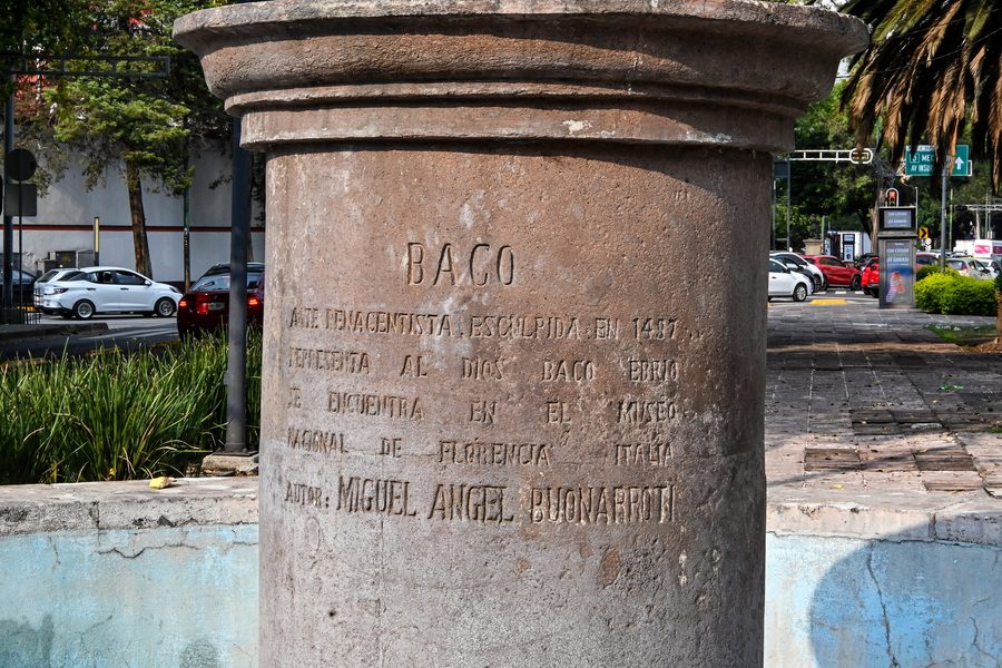 Statua di Bacco su Avenida Álvaro Obregón a Città del Messico