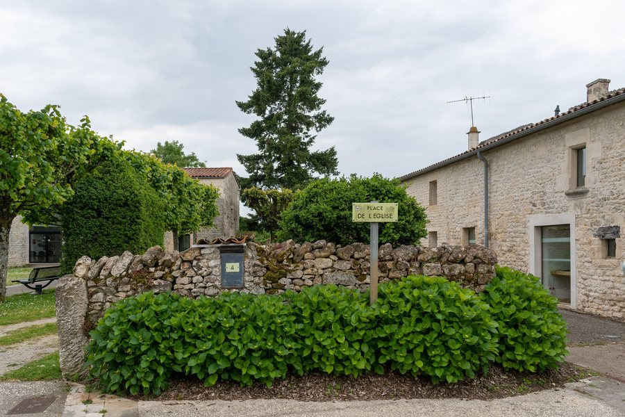File:Place de l'Église, Chauray.jpg