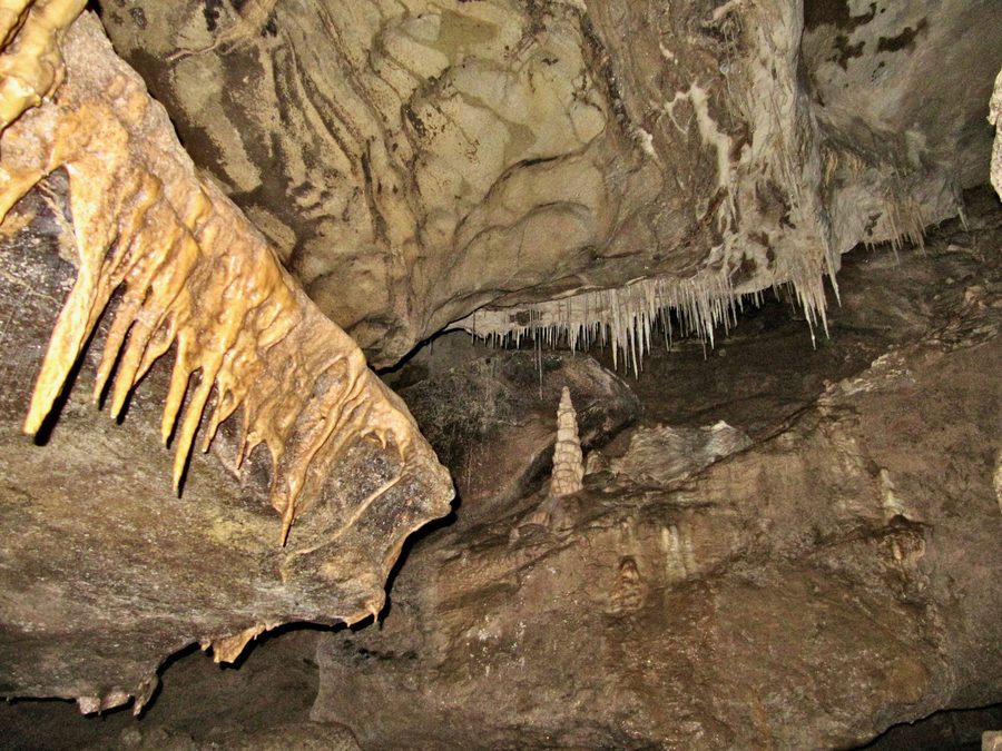 Stalattiti e stalagmiti nella Nikau Cave