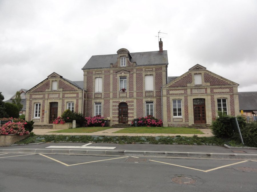 File:Bretteville-du-Grand-Caux (Seine-Mar.) école et ancienne mairie.jpg