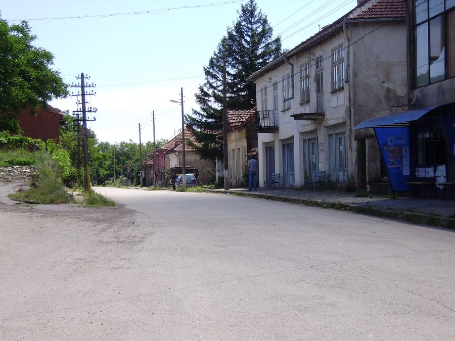 La strada principale nel villaggio di Belimel