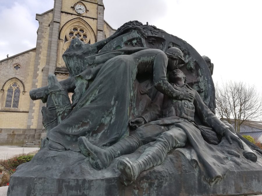 File:Bricquebec - Monument aux morts (2).jpg