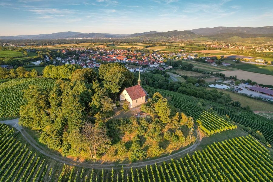 Luftaufnahme der Erentrudiskapelle oberhalb von Freiburg-Munzingen