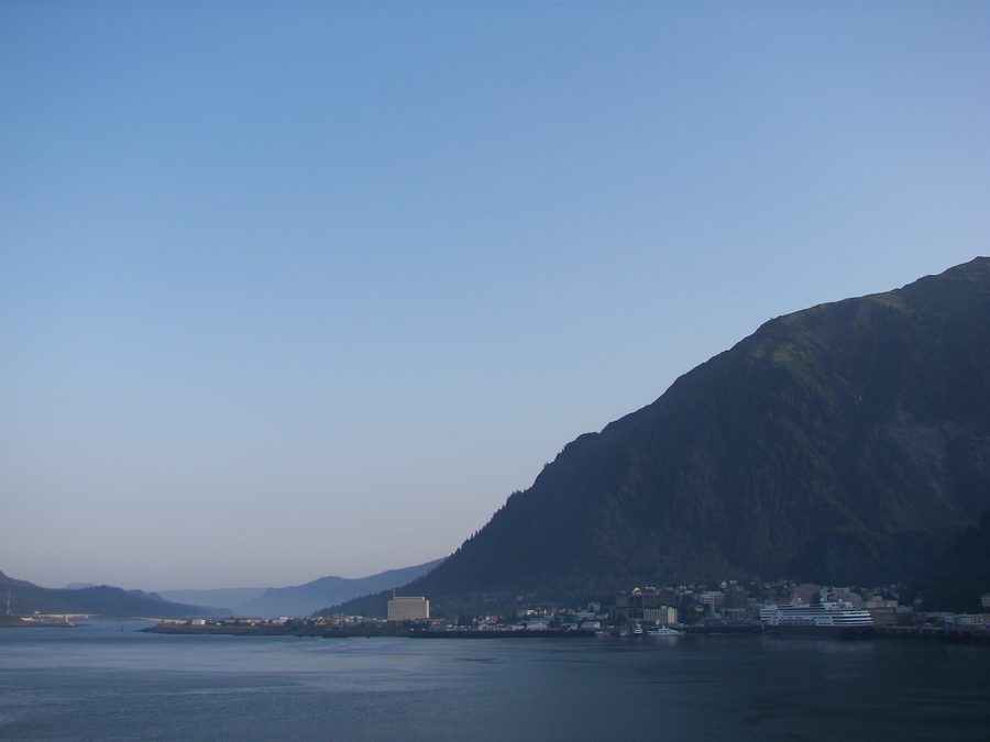 Centro di Juneau sul Gastineau Channel con montagne sullo sfondo