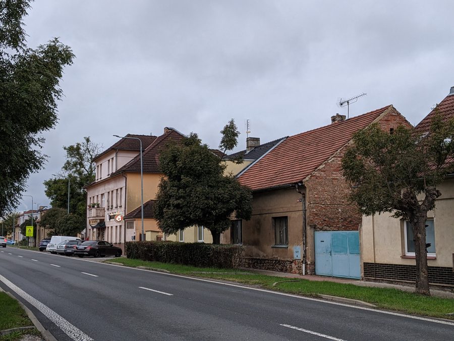 Via Masarykova a Rudná con case e un'osteria