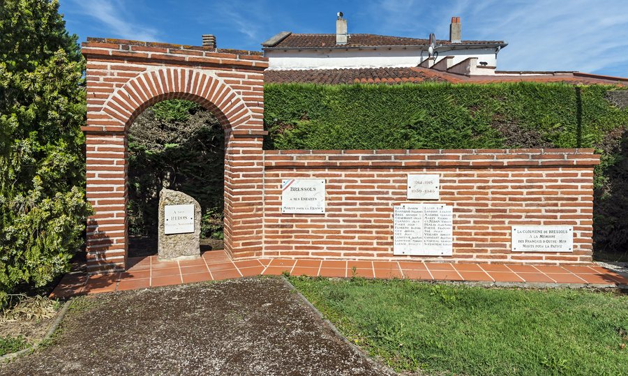 File:82- Bressols - Monument aux Morts.jpg