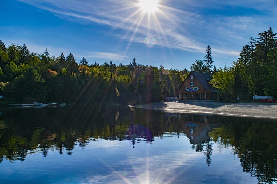 Canoe Lake nell’Algonquin Provincial Park in una giornata di sole.