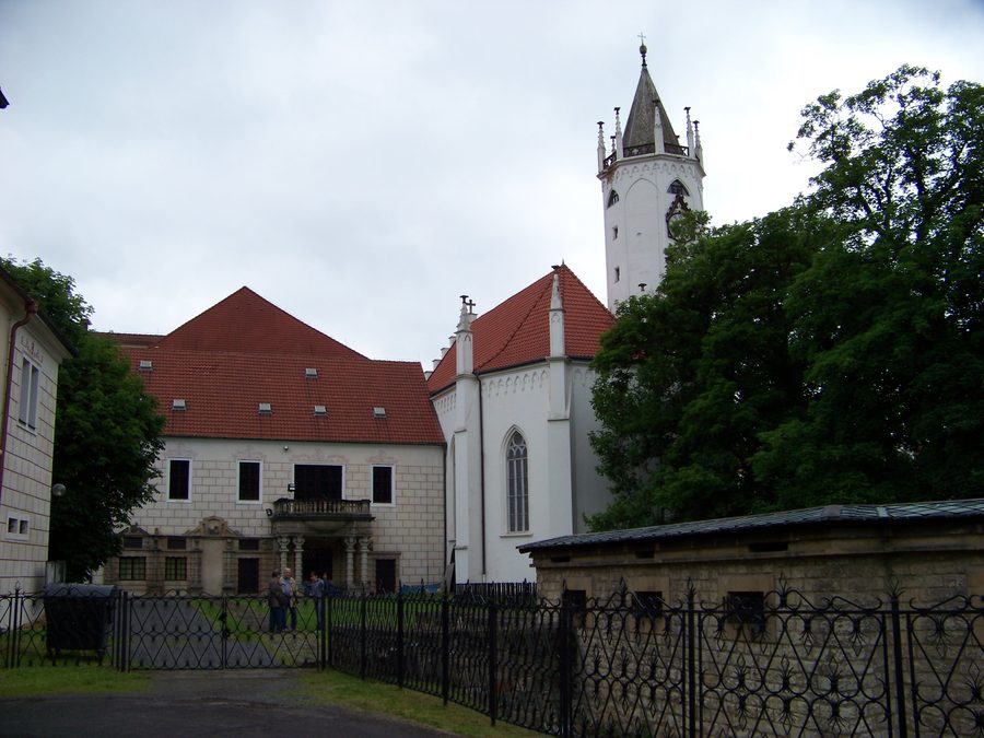 Schloss von Teplice mit der Kirche der Kreuzerhöhung