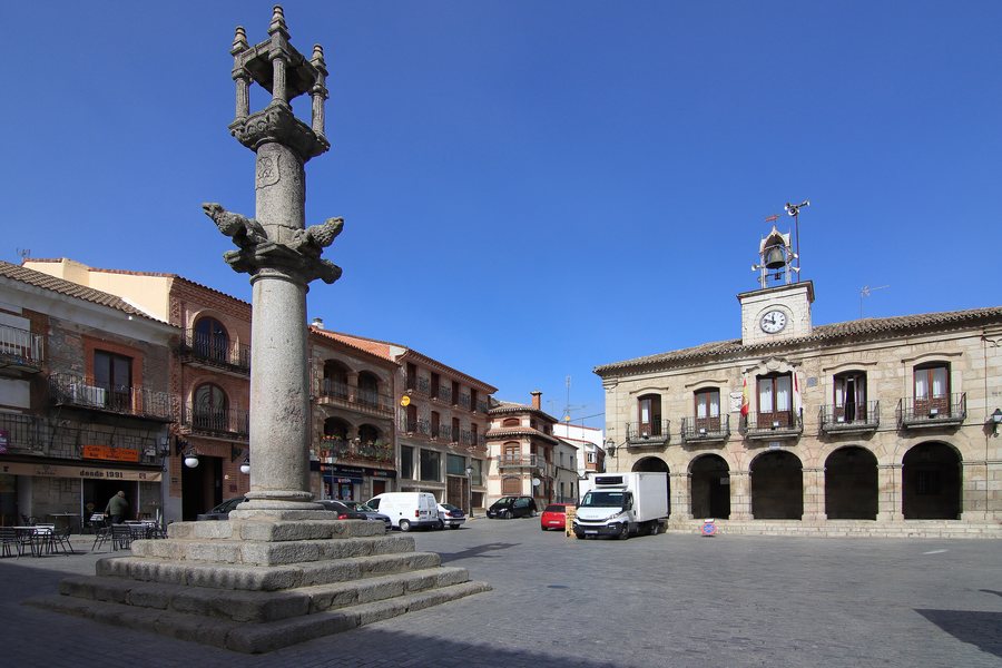 File:Almorox, picota o rollo, plaza de la Constitución y ayuntamiento.jpg
