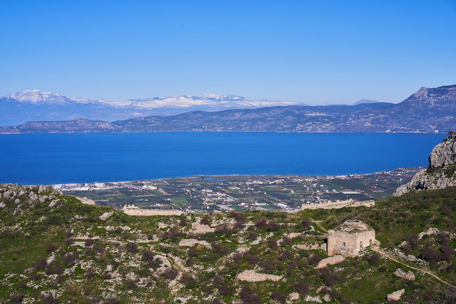 Vista del Golfo di Corinto dall'Acrocorinto, con i resti dell'antica Lechaion visibili vicino alla costa