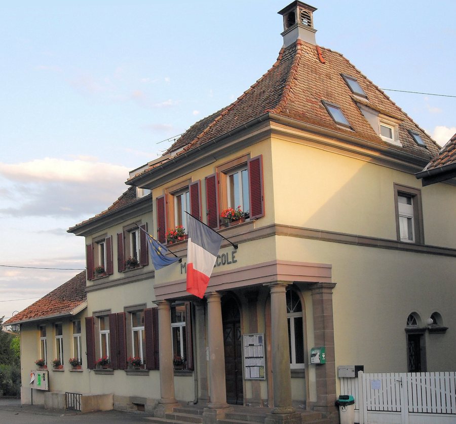 File:Ammerzwiller, Mairie-école.jpg
