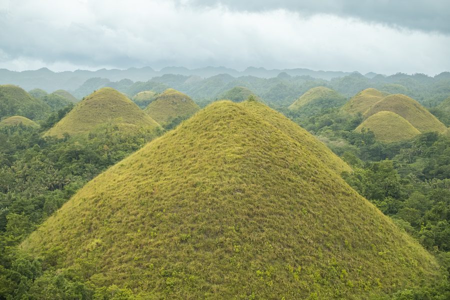 Weite Ansicht der grünen, kegelförmigen Chocolate Hills auf Bohol.