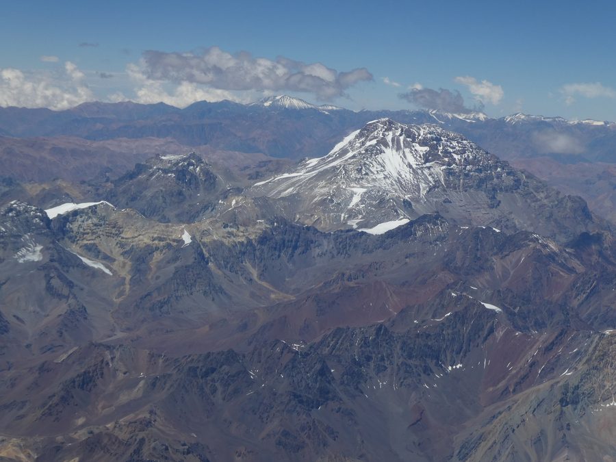Aconcagua innevato nella catena andina argentina, visto da un aereo