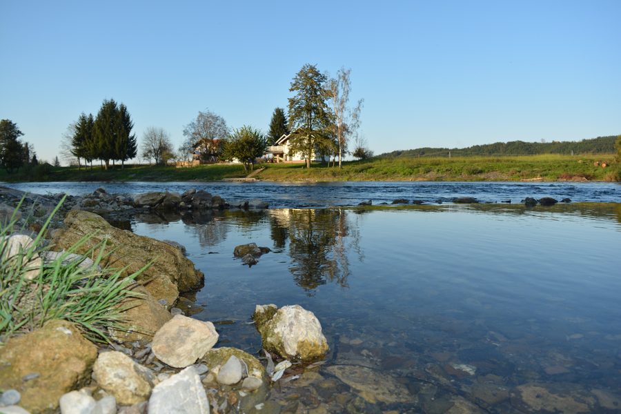 Die Sana bei Prijedor mit Uferlandschaft und Stadtbezug