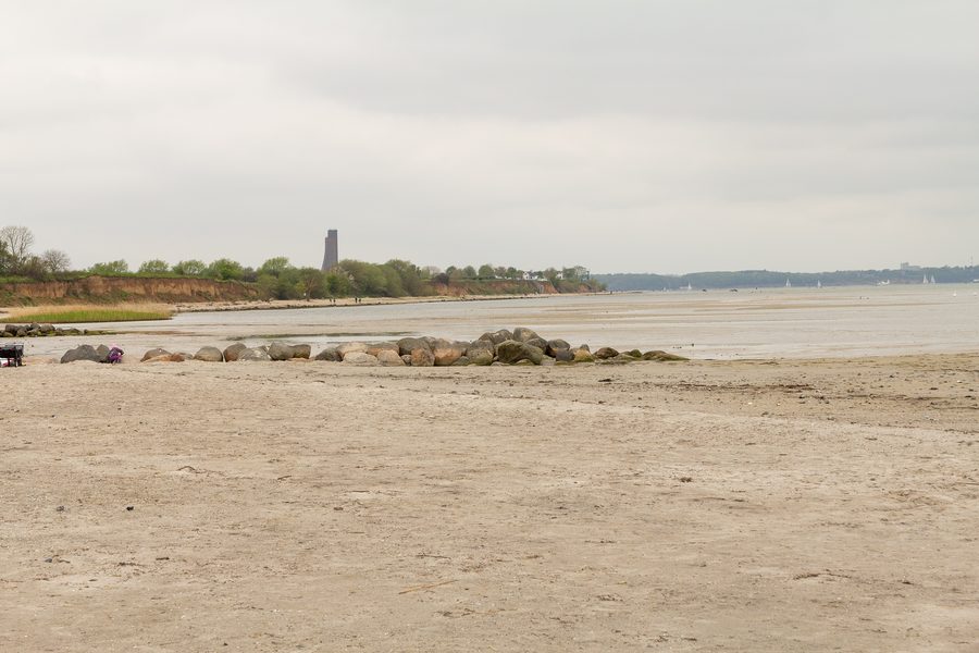 Strand von Stein in der Probstei mit dem Marineehrenmal Laboe im Hintergrund