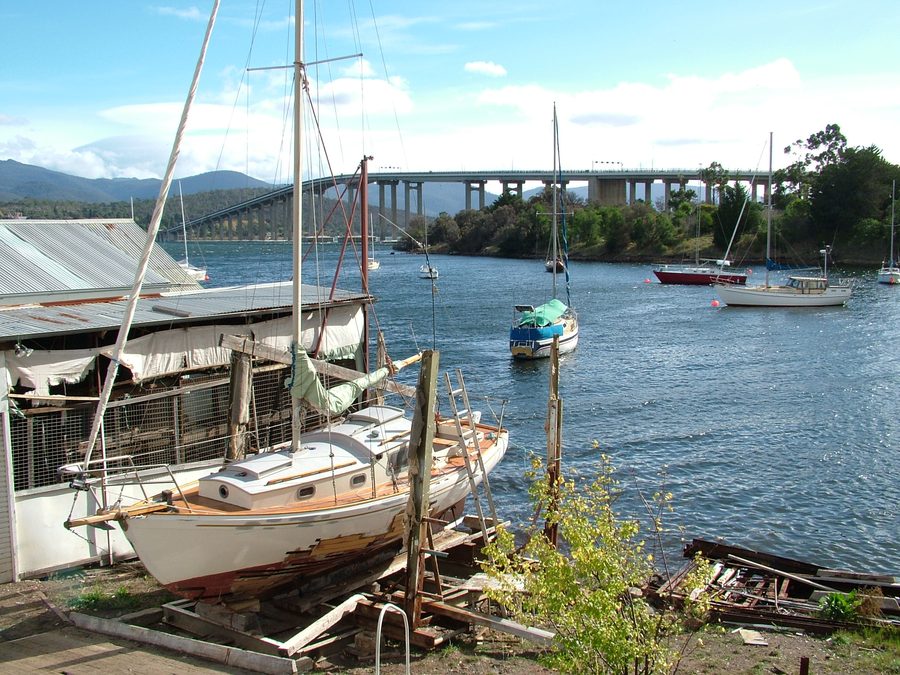 Vista su Montagu Bay in Tasmania con uno yacht in bacino di carenaggio e il Tasman Bridge sullo sfondo
