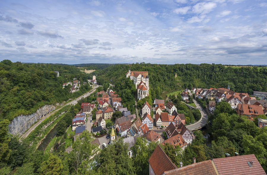 Historische Altstadt von Haigerloch mit Schloss und Schlosskirche in einer Eyachschleife
