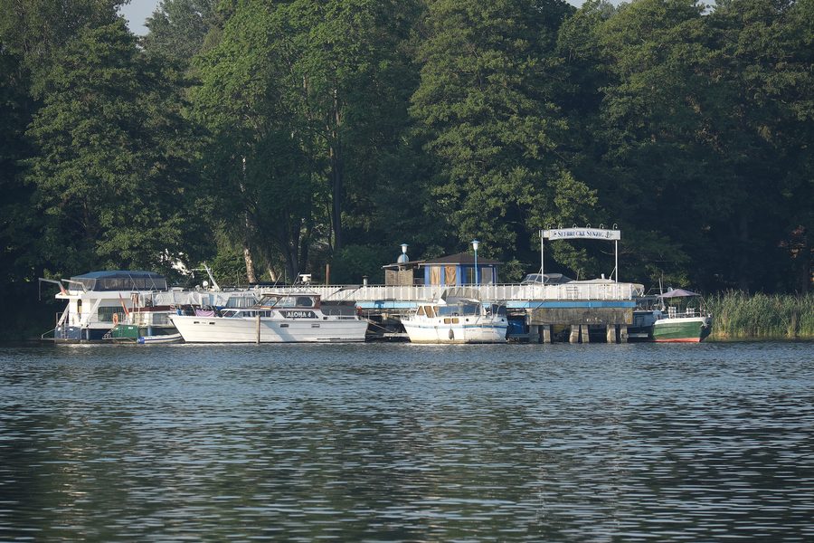 Seebrücke am Ufer des Krüpelsees in Senzig