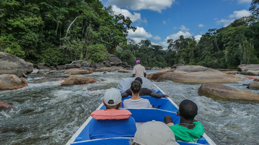 Bootsfahrt durch Stromschnellen auf dem Upper-Suriname-Fluss