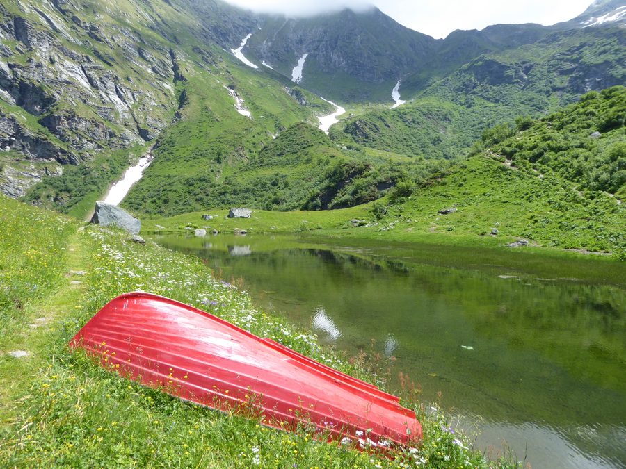 Alpe Campo di Alagna Valsesia con piccolo lago e Monte Rosa sullo sfondo