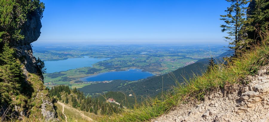 Blick vom Tegelberg über den Forggensee und Bannwaldsee auf die Landschaft des Ostallgäus