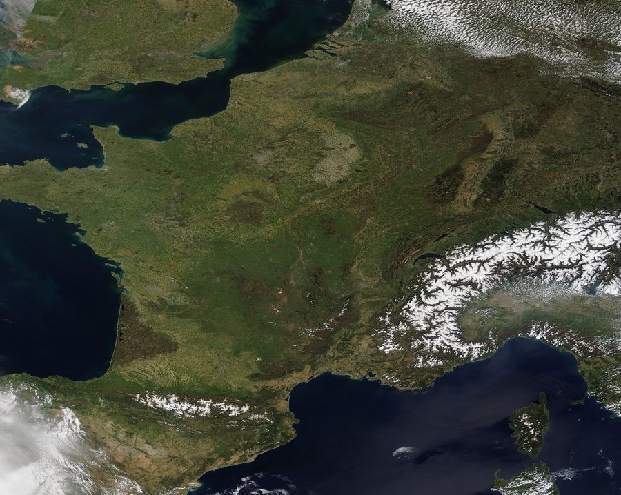 Immagine satellitare dell’Europa occidentale con sole intenso e alcuni campi nuvolosi.