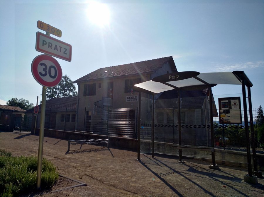 File:Pratz (Jura) - Entrée village et arrêt de bus (juil 2018).jpg