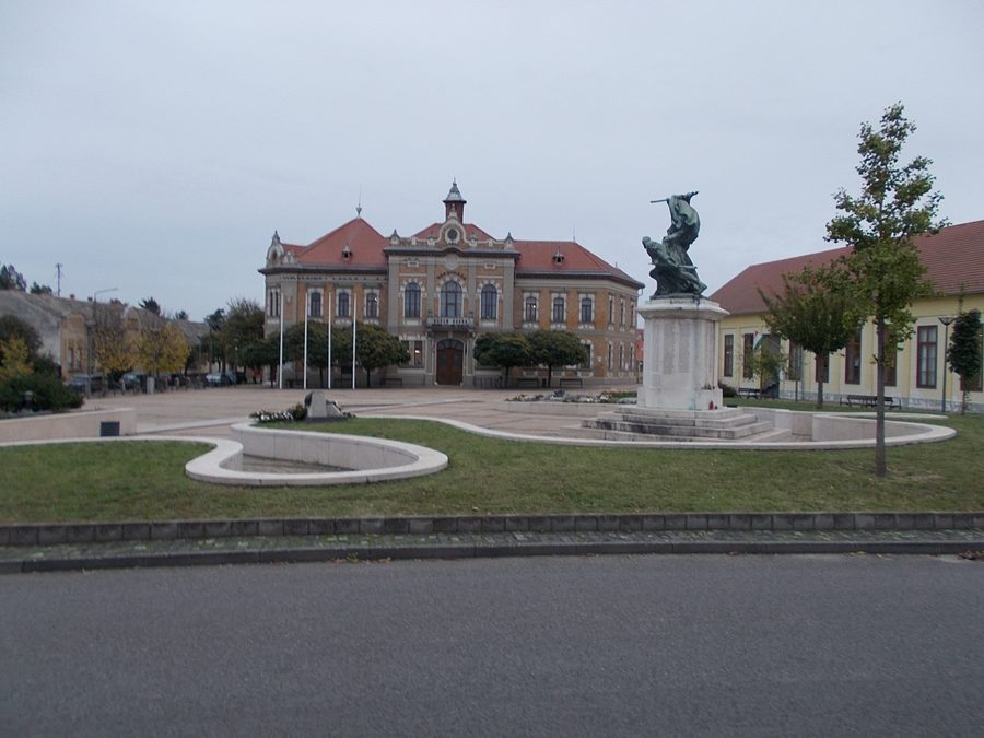 Piazza Hősök a Tolna con il municipio e il monumento ai caduti.