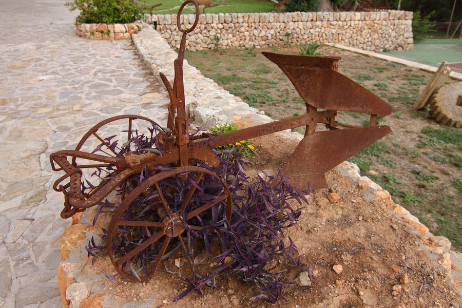 Historischer Pflug im ländlichen Ruberts bei Sencelles auf Mallorca