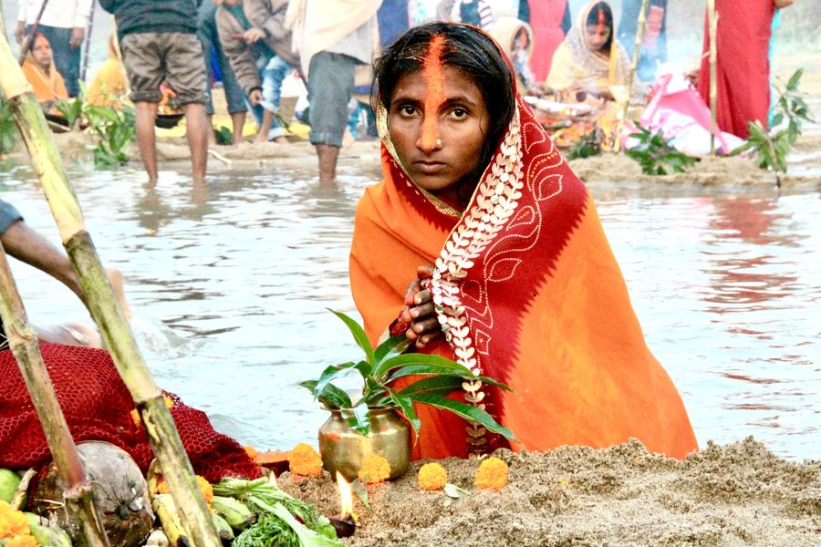 Menschen beim Chhath-Fest in Bihar
