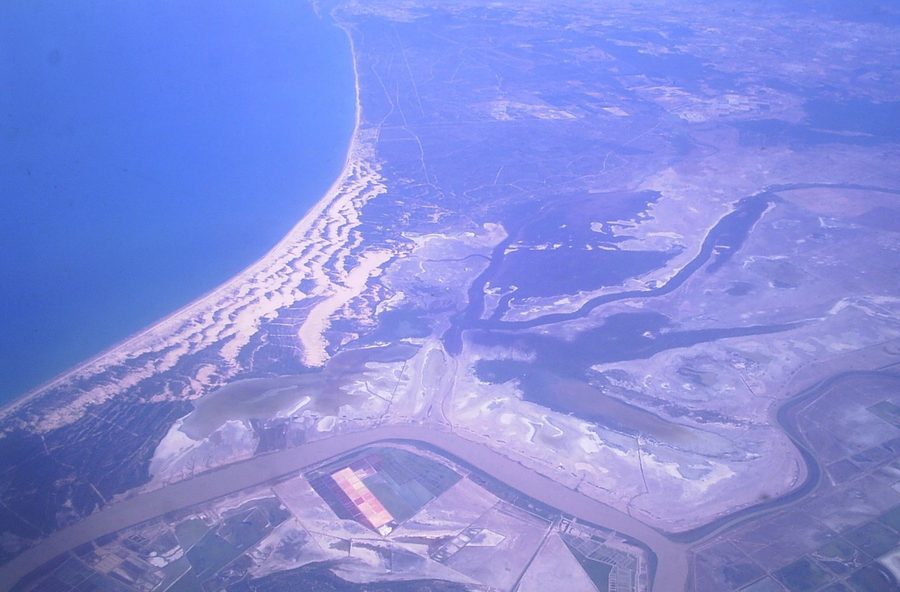 Luftaufnahme des Nationalparks Doñana in der Provinz Huelva