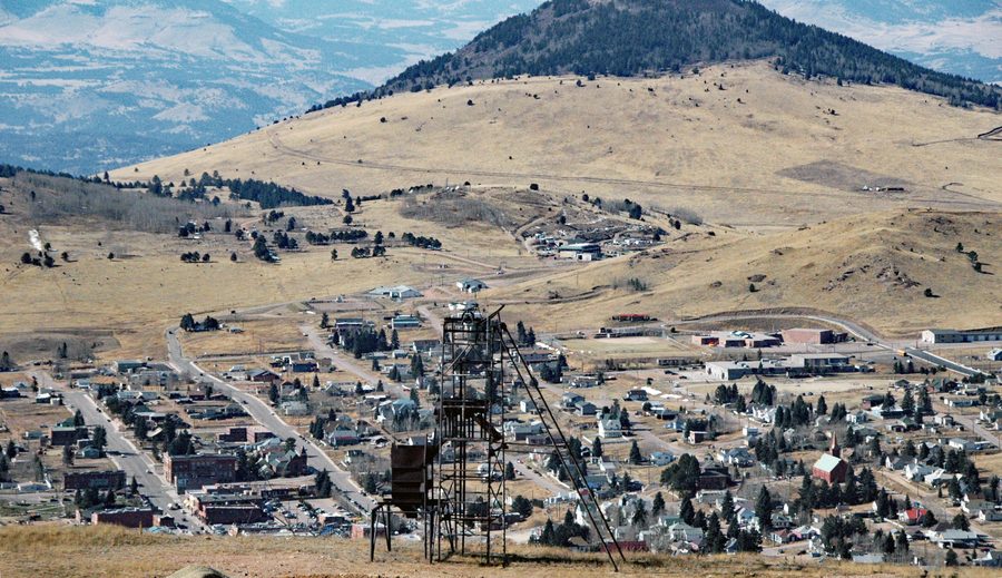 Blick auf Cripple Creek in Colorado mit dem Mount Pisgah im Hintergrund