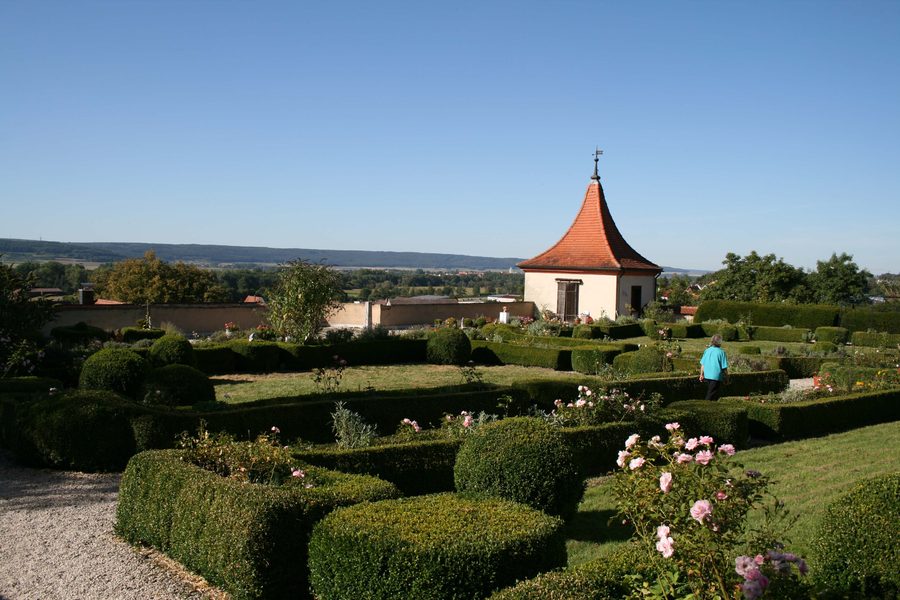 Historischer Hängegarten von Schloss Neufra mit Gartenturm