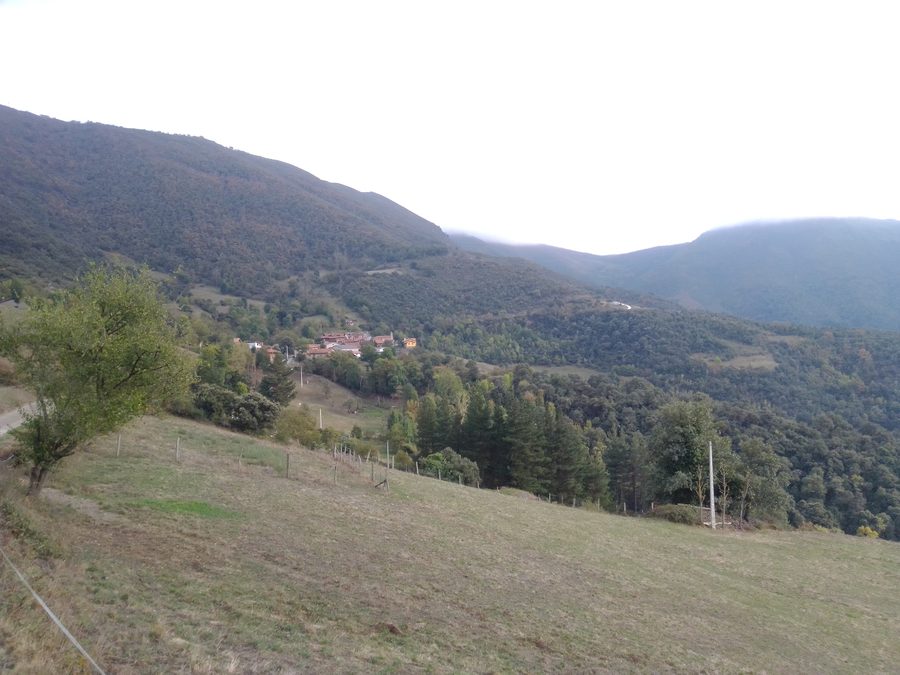 Vista de Tudes desde el camino a Porcieda