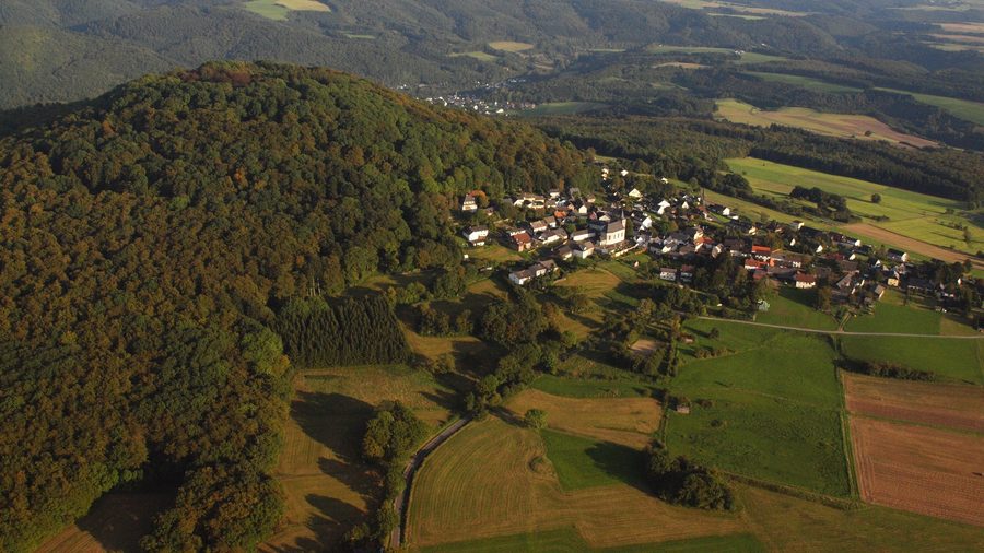 Veduta aerea dell’Aremberg e dell’abitato omonimo nell’Eifel