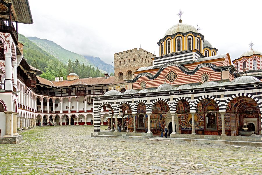 Vista esterna del Monastero di Rila tra le montagne della Bulgaria.